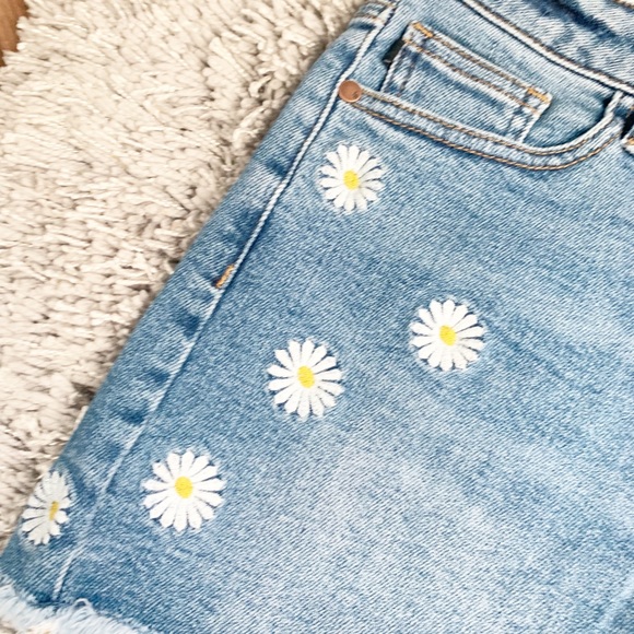 NWT Judy Blue Daisy Cutoff Shorts - Picture 3 of 7